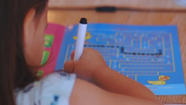 모양 디자인 교육 종이 도로 길 어린이 선 백그라운드 컨셉 패턴 놀이 표시 성공 출입구 오리 미술 사람 사람없음 목재 그래픽 책 파란색 유치원 도전 게임 퍼즐 수수께끼 만화 방향 오브젝트 검색 그림 정사각형 미로 해결 동영상 발견 방법 4K MOV 해외동영상 클립영상 도형 나무 컬러 무늬 재료 교통시설 조류 문화예술 파일형식