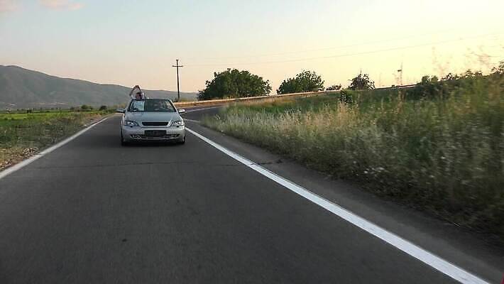 라이프스타일 커플 여자 행복 도로 여행 자동차 휴가 갈색머리 미소 사람 사람없음 야외 여름 친구 햇빛 태양 파티 일몰 기쁨 꿈 운전 운전사 고급 오픈카 자동 4K MP4 해외동영상 클립영상 자연요소 직업 헤어스타일 계절 감정 길 육상교통 컨셉 관계 교통시설 모션 승용차 표정 이벤트 생활 노을 동영상 파일형식