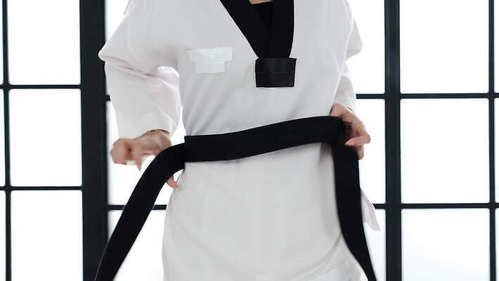 라이프스타일 옷 아시아 문화 스포츠 포즈 백그라운드 건강 한명 서기 사람 동양인 운동복 청춘 운동 힘 경쟁 벨트 표현 인사 연습 태권도 체육관 싸움 위치 4K MOV 해외동영상 클립영상 1 잡화 나라 컨셉 모션 인종 생활 격투기 예절 동영상 파일형식