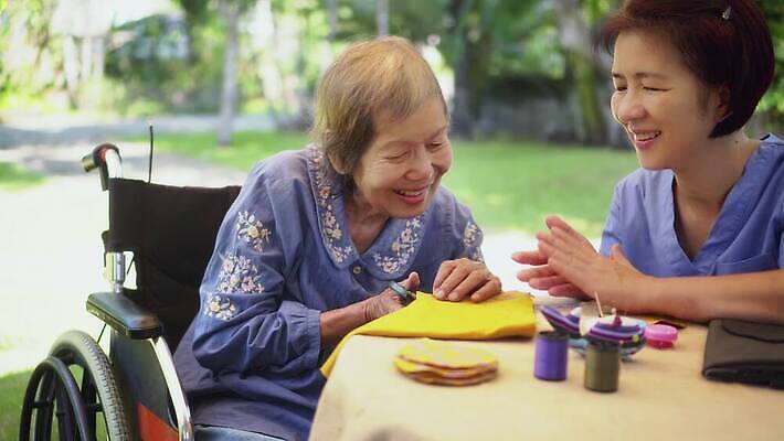 라이프스타일 옷 노년 행복 할머니 가족 태국 휴식 건강 관리 미술 미소 동양인 성인 야외 일본 중국 은퇴 인도인 긴장 싱가폴 돌봄 뒤뜰 치매 4K MOV 해외동영상 클립영상 외국인 여자 감정 아시아 컨셉 관계 모션 문화예술 표정 사람 인종 생활 질병 동영상 파일형식