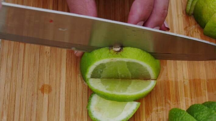 라이프스타일 손 음식 조각 다이어트 채소 과일 재료 손가락 탁자 귤 주택 건강 요리 목재 초록색 주방 정원 식사 신선 못 칼 자르기 레몬 준비 라임 비타민 내추럴 점심식사 채식주의자 디톡스 4K MP4 해외동영상 클립영상 나무 컬러 가구 모션 건물 생활 신체부위 공구 채식 동영상 영양소 파일형식