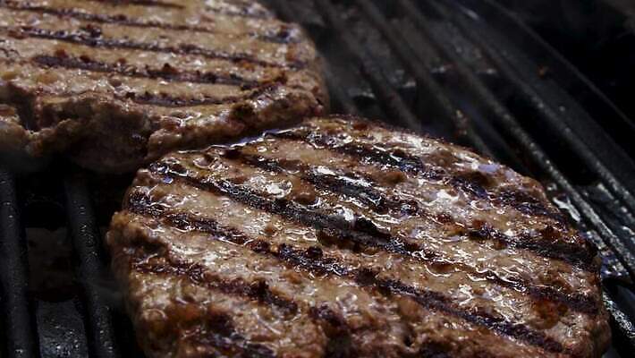 음식 다이어트 토마토 탁자 양파 건강 육류 요리 사람없음 목재 우주 주방 식사 저녁식사 소고기 햄버거 시골 신선 잡기 뜨거움 연기 그릴 상추 바비큐 굽기 준비 날것 점심식사 단백질 번 부정적 해로움 4K MP4 해외동영상 클립영상 나무 감정 빵 가구 컨셉 채소 식재료 재료 모션 주방용품 패스트푸드 구이 동영상 영양소 파일형식