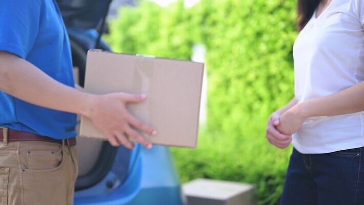 라이프스타일 비즈니스 교통시설 태국 주택 건강 사람 동양인 두명 쇼핑 세일 표현 배달원 고객 서비스 속도 상업 온라인쇼핑 온라인 전자상거래 마케팅 코로나바이러스 안락 자극 사회적거리두기 뉴노멀 4K MOV 해외동영상 클립영상 직업 아시아 캠페인 교통 컨셉 인종 건물 생활 경제 바이러스 시설 동영상 파일형식