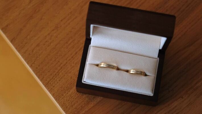 결혼 장신구 탁자 휴가 사람없음 기쁨 축하 반지 보석 거짓말 장식함 4K MOV 해외동영상 클립영상 감정 가구 컨셉 이벤트 광석 동영상 파일형식