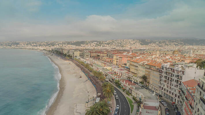 유럽 도로 바다 여행 하늘색 건축양식 자동차 휴가 거리 주택 파노라마 풍경 해변 사람없음 건물 여름 도시풍경 맑음 봄 프랑스 도시 정상 타운 프랑스어 프로방스 4K 타임랩스 MOV 해외동영상 클립영상 문자 건축물 계절 건축 나라 길 육상교통 교통시설 날씨 촬영기법 파란색 동영상 파일형식