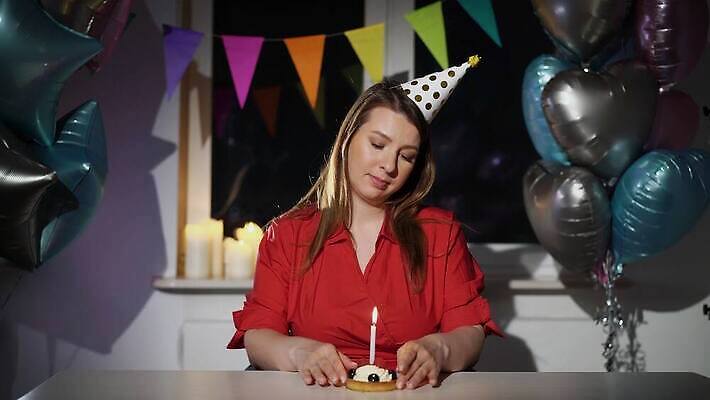 백인 모자 1 여자 기념일 탁자 휴가 아파트 주택 기념 한명 사람 성인 장식 컬러풀 파티 케이크 슬픔 축하 생일 기다림 좌절 고독 불기 호루라기 컵케이크 지루함 싱글 타격 혼자 4K MOV 해외동영상 클립영상 서양인 잡화 감정 컬러 가구 컨셉 모션 디저트 이벤트 건물 동영상 파일형식