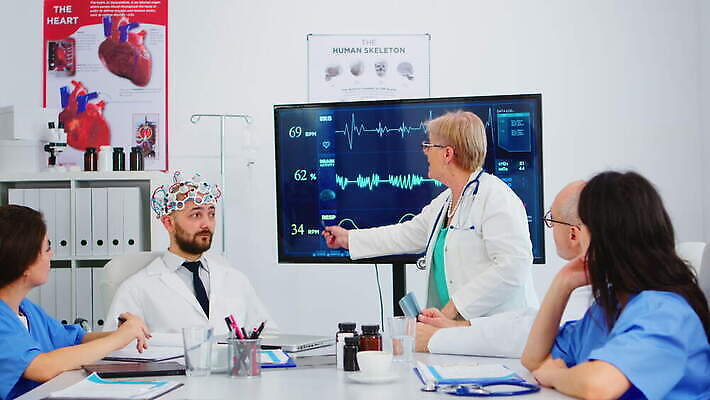 직업 과학 회의 설계 직장 엑스레이 실내 건강 병원 대화 설명 서기 앉기 치료 컴퓨터 약 건강관리 모니터 방 간호사 의사 타이핑 기록 작업 발표 그룹 책상 분석 돌봄 서류판 브레인스토밍 4K MOV 해외동영상 클립영상 가구 컨셉 회사 비즈니스 의학 모션 관리 말하기 내부 전자제품 사무용품 의료진 동영상 파일형식