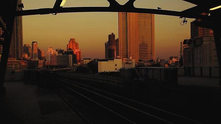 실루엣 산업 아시아 비즈니스 건축양식 하늘 파노라마 풍경 사람없음 건물 도시풍경 탑 고층빌딩 황혼 일몰 기차 도시 도심 대도시 스카이라인 철강 HD MP4 해외동영상 클립영상 건축물 건축 나라 육상교통 대중교통 촬영기법 빌딩 노을 동영상 파일형식