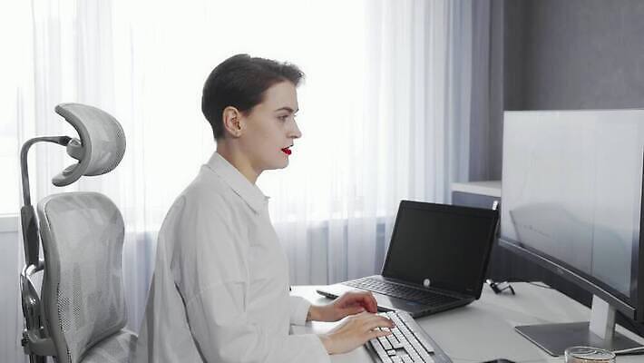 직업 학생 라이프스타일 여자 인터넷 비즈니스 통신 상상 탁자 무선통신 아파트 주택 아이디어 직장 실내 한명 사람 금융 노트북 컴퓨터 사무실 방 비즈니스우먼 자신감 작업장 이메일 전문직 상담원 집중 책상 투자 경영 블로거 평등 프리랜서 여자만 4K MOV 해외동영상 클립영상 1 감정 산업 가구 컨셉 회사 내부 건물 생활 경제 전자제품 직장인 사무원 동영상 파일형식