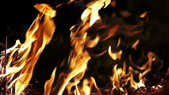 백그라운드 오렌지 모션 자연 벽지 불꽃 따뜻함 사람없음 빨간색 빛 노란색 검은색 힘 에너지 긴급 손전등 뜨거움 더위 야간 위험 모닥불 사건 묘사 벽난로 질감 매움 화재 연료 파열 연소 엘리먼트 점화 지옥 진짜 화상 4K HD MP4 해외동영상 클립영상 자연요소 컬러 컨셉 과일 불 날씨 조명 맛 상처 생태계 동영상 파일형식