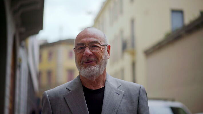 백인 모자 라이프스타일 응시 노년 남자 안경 수염 한명 미소 웃음 야외 유행 이탈리아 재킷 회색 백발 도시 변화 연결 시티라이프 밀라노 심각 남유럽 4K MOV 해외동영상 클립영상 서양인 1 헤어스타일 시선 잡화 유럽 컬러 컨셉 표정 사람 성인 생활 외투 동영상 파일형식