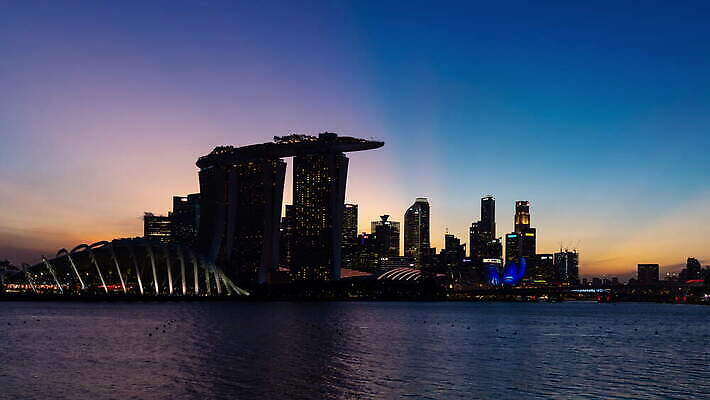 아시아 바다 여행 백그라운드 비즈니스 건축양식 하늘 파노라마 동양인 풍경 사람없음 야외 건물 금융 파란색 빛 도시풍경 탑 항구 고층빌딩 황혼 새벽 도시 만 도심 야간 저녁 상업 장면 지역 포트 타운 스카이라인 싱가폴 랜드마크 4K 타임랩스 MOV 해외동영상 클립영상 자연요소 건축물 건축 나라 컬러 교통시설 촬영기법 인종 빌딩 경제 일몰 동영상 파일형식