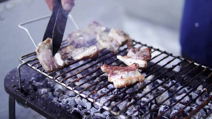 라이프스타일 남자 행복 음식 백그라운드 가족 불 육류 요리 사람 동양인 사람없음 야외 초록색 여름 친구 파티 정원 식사 저녁식사 소고기 뜨거움 그룹 아빠 연기 그릴 바비큐 굽기 주말 숯 점심식사 맛있는 MP4 해외동영상 슬로모션 클립영상 자연요소 계절 감정 컬러 식재료 관계 주방용품 촬영기법 인종 이벤트 생활 구이 동영상 파일형식