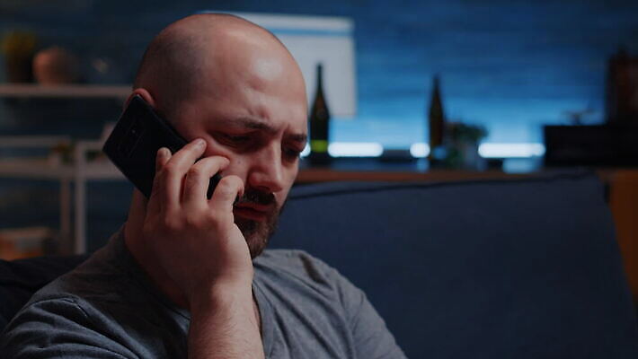 감정 얼굴 통신 가족 모바일 스트레스 대화 사람없음 스마트폰 핸드폰 고통 슬픔 표현 잡기 메시지 뉴스 좌절 질병 무서움 사건 고민 걱정 불행 충격 문제 긴장 반응 비극 우울증 적자 혼자 4K MOV 해외동영상 클립영상 컨셉 의학 관계 모션 말하기 신체부위 전자제품 스마트기기 동영상 파일형식