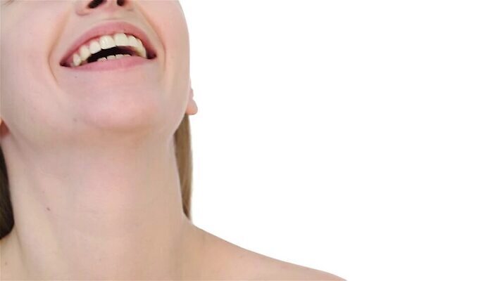 모델 응시 여자 얼굴 백그라운드 실내 건강 한명 미소 웃음 금발 뷰티 섹시 유행 화장품 흰색 신선 화려 우아함 속눈썹 피부 순수 입술 피부관리 열정 부드러움 내추럴 고립 돌봄 스타일 카피스페이스 MP4 해외동영상 클립영상 1 헤어스타일 시선 감정 컬러 컨셉 모션 표정 사람 내부 신체부위 공백 감각 눈썹 동영상 파일형식