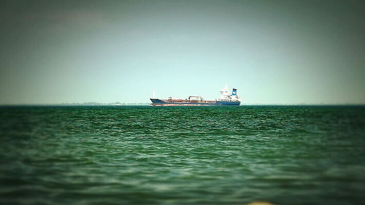 산업 호수 파도 바다 여행 백그라운드 이동 교통시설 자연 하늘 바람 날씨 휴가 항해 사람없음 야외 물 파란색 금속 에너지 자유 화물 업무 오픈 보트 작음 큼 크루즈 함선 네비게이션 물류 루트 유조선 항해사 MOV 해외동영상 클립영상 자연요소 직업 컬러 교통 컨셉 배_교통 재질 운송업 작업 크기 시설 생태계 동영상 파일형식