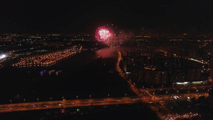 건축양식 자동차 하늘 휴가 불꽃 조명 폭죽 안테나 사람없음 건물 빨간색 초록색 빛 강 도시풍경 노란색 흰색 축하 도시 야간 고도 러시아 궤도 드론 모스크바 사방 4K MOV 해외동영상 클립영상 자연요소 건축물 건축 유럽 육상교통 컬러 컨셉 통신 불 풍경 동영상 파일형식