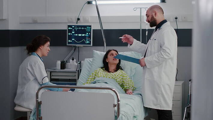 직업 상의 유니폼 실내 건강 병원 말하기 대화 설명 성인 치료 약 쪽지 듣기 환자 간호사 의사 침대 대접 기록 작업 맥박 질병 토론 확인 약속 감시 방문 병실 소통 거짓말 서류판 증상 치유 4K MOV 해외동영상 클립영상 옷 가구 컨셉 의학 모션 사람 내부 사무용품 의료진 동영상 파일형식