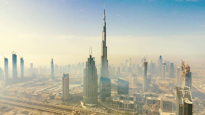 도로 건축양식 하늘 미래 사람없음 야외 관광지 도시풍경 고층빌딩 속도 아랍에미리트 개발 두바이 랜드마크 4K 타임랩스 MOV 해외동영상 클립영상 건축 길 여행 컨셉 중동 교통시설 촬영기법 풍경 빌딩 도시 동영상 파일형식