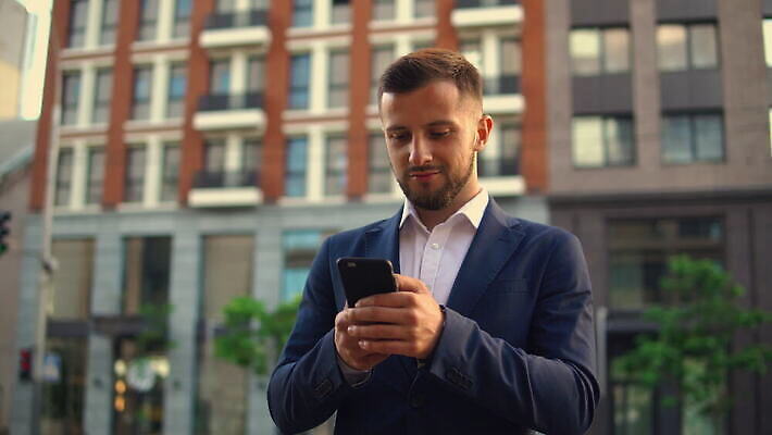 백인 남자 행복 도로 길 셔츠 인터넷 비즈니스 사업가 세포 한명 웃음 청년 야외 30대 스마트폰 금발 유행 걷기 타이핑 비즈니스맨 서핑 우아함 스마트 경영자 뉴욕 긍정 지역 타운 책임자 단절 4K MOV 해외동영상 클립영상 서양인 직업 1 헤어스타일 감정 컨셉 상의 교통시설 모션 표정 사람 성인 장년 핸드폰 스마트기기 미국 수상스포츠 도시 직장인 리더 동영상 파일형식