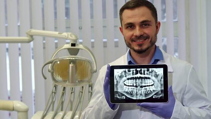 백인 응시 남자 행복 중년 백그라운드 유니폼 수염 엑스레이 건강 병원 한명 사람 성인 치료 알약 디지털 스크린 모니터 장비 터치 의사 흰색 기구 공구 입 치아 치과의사 쇼 방문 틀니 돌봄 미백 시범 위생관리 터치스크린 4K MOV 해외동영상 클립영상 서양인 1 시선 옷 감정 컬러 의학 모션 관리 신체부위 컴퓨터 약 의료진 도구 소화기관 동영상 파일형식