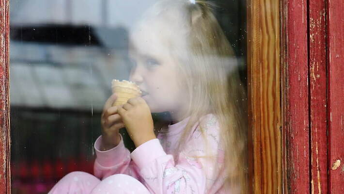 백인 라이프스타일 손 응시 여자 감정 얼굴 어린이 창문 유리 아이스크림 스트레스 주택 한명 사람 야외 반사 놀이방 슬픔 수확 물방울 관찰 충돌 빗방울 문제 긴장 노려봄 우울감 우울증 천진난만 혼자 4K MOV 해외동영상 클립영상 서양인 1 시선 컨셉 농업 모션 재질 디저트 표정 건물 생활 신체부위 비_날씨 질병 동영상 파일형식