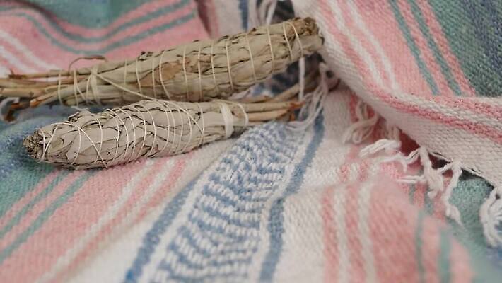 전통 요가 휴식 사람없음 치료 미국 약재 흰색 분위기 닫기 약초 샌들 신비 인도인 청소 보따리 유기농 향기 아로마 캘리포니아 향 아로마테라피 연소 세이지 자연요법 4K MP4 해외동영상 클립영상 외국인 웰빙 컬러 신발 컨셉 북아메리카 의학 모션 동양인 약 풀_식물 냄새 테라피 동영상 파일형식