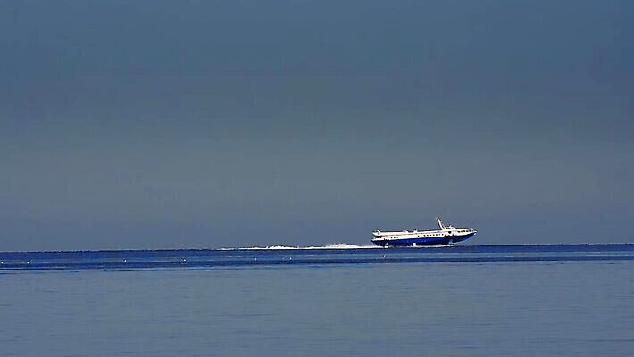 라이프스타일 파도 바다 여행 요트 모션 자연 하늘 표면 날씨 휴가 항해 사람없음 물 파란색 어둠 힘 운전 에너지 만 보트 고급 떨어짐 크루즈 지중해 그리스 속도 함선 모터 뱃놀이 알바니아 코르푸 수평선 MOV 해외동영상 클립영상 자연요소 유럽 컬러 컨셉 배_교통 생활 전통놀이 생태계 동영상 파일형식 남유럽
