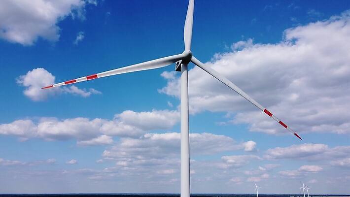 구름 산업 백그라운드 자연 하늘 바람 안테나 사람없음 초록색 농장 농경지 환경 금속 풍차 에너지 풍력에너지 회전 드론 생태학 4K MOV 해외동영상 클립영상 자연요소 교육 컬러 농업 통신 재질 날씨 그린에너지 생태계 동영상 파일형식