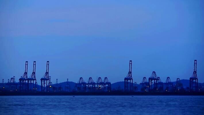 산업 바다 백그라운드 비즈니스 교통시설 모션 하늘 낚시 사람없음 빛 항구 장비 화물 시간 보트 상품 야간 큼 컨테이너 조선소 기중기 무역 상업 해안도시 리프트 포트 무거움 넘어짐 로딩 수입 MP4 해외동영상 클립영상 자연요소 교통 배_교통 레저 운송업 도시 중장비 무게 크기 시설 동영상 파일형식