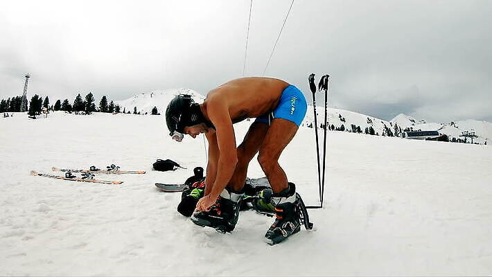 계절 남자 행복 스포츠 여행 백그라운드 겨울 모션 자연 스키 고글 산 부츠 미소 사람 경사 야외 파란색 운동복 파티 유행 장비 추위 흰색 스노우보드 누드 휴양지 스키선수 느림 잠금해제 MOV 해외동영상 슬로모션 클립영상 옷 감정 컬러 신발 겨울스포츠 운동선수 촬영기법 표정 이벤트 장소 보드_스포츠 생태계 동영상 파일형식