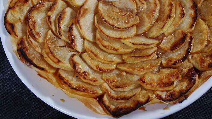 접시 음식 과일 탁자 디저트 주택 요리 사람없음 케이크 껍질 신선 달콤 맛 사과 정상 굽기 유기농 내추럴 제빵사 페스츄리 핸드메이드 맛있는 4K MP4 해외동영상 클립영상 직업 식기 웰빙 빵 가구 컨셉 건물 구이 동영상 파일형식