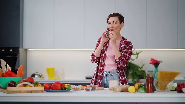 백인 라이프스타일 응시 여자 어린이 컨셉 채소 가족 엄마 주택 함께함 건강 사랑 요리 한명 미소 사람 성인 주방 요리사 식사 저녁식사 앞치마 샐러드 신선 칼 맛 자르기 먹기 준비 레시피 비타민 건강식 점심식사 비건 4K MOV 해외동영상 클립영상 서양인 직업 1 시선 감정 음식 관계 모션 표정 건물 생활 동영상 영양소 채식주의자 파일형식