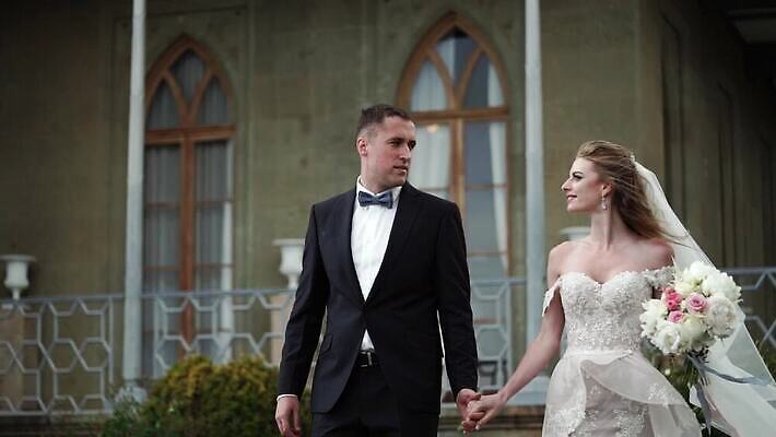 백인 커플 드레스 여자 남자 물결 신랑 결혼 이동 신혼부부 포옹 결혼식 바람 키스 사랑 야외 두명 여름 걷기 귀여움 맑음 산책 궁전 만남 흰색 가운 바둑 베일 MOV 해외동영상 슬로모션 클립영상 자연요소 서양인 부부 옷 계절 감정 컬러 컨셉 고건축 관계 안기 모션 놀이 날씨 휴식 촬영기법 사람 이벤트 애정표현 신혼 동영상 파일형식