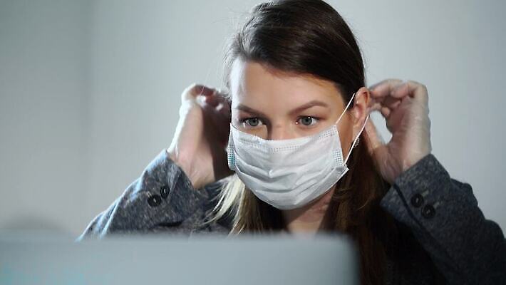 백인 직업 장갑 가사 인터넷 비즈니스 통신 노동자 주택 직장 건강 가면 한명 노트북 컴퓨터 사무실 건강관리 고통 업무 작업 비즈니스우먼 열 호흡기관 바이러스 보호 책상 감염 온라인 돌봄 전염병 증상 코로나바이러스 4K MOV 해외동영상 클립영상 서양인 1 잡화 여자 감정 가구 컨셉 회사 모션 관리 사람 건물 전자제품 직장인 장기_의학 질병 동영상 파일형식