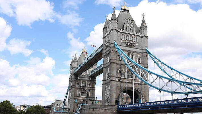 구름 유럽 교통수단 상징 로우앵글 여행 건축양식 자동차 하늘 아침 영국 잉글랜드 파노라마 사람없음 건물 물 빛 강 도시풍경 탑 도시 역사 저녁 심볼 런던 스카이라인 동영상 천연기념물 랜드마크 수도권 왕국 템스강 MOV 해외동영상 클립영상 주간 자연요소 건축물 건축 나라 육상교통 뷰포인트 교통 촬영기법 풍경 야간 지역 파일형식