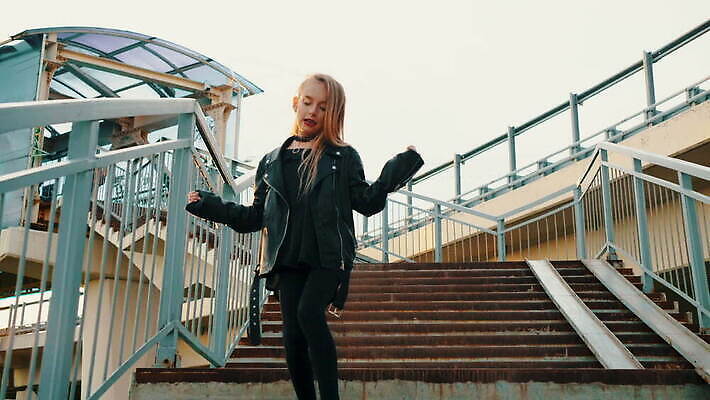 1 라이프스타일 응시 여자 산업 얼굴 백그라운드 이동 휴식 거리 바닥 한명 사람 10대 청춘 뷰티 유행 걷기 계단 검은색 재킷 도시 가죽 건너기 그런지 땅바닥 바이크레이서 펑크 혼자 힙스터 MOV 해외동영상 클립영상 시선 패션 컬러 컨셉 모션 청소년 생활 신체부위 외투 동영상 파일형식