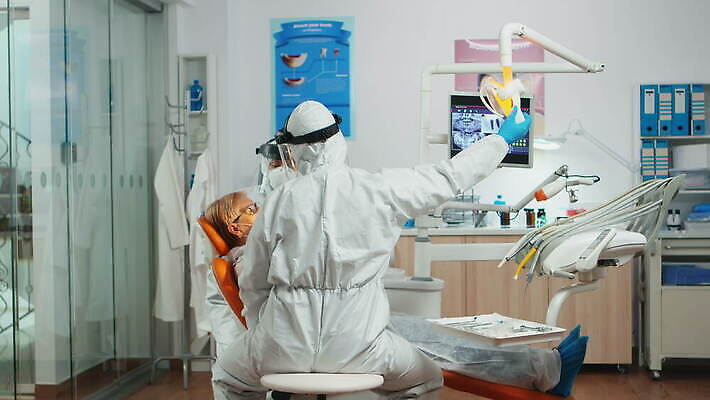 직업 얼굴 컨셉 엑스레이 치과 병원 작업복 말하기 가면 정장 약 장비 환자 의사 도구 램프 입 바이러스 치아 보호 보호장비 치과의사 방패 외과 위생관리 치아교정 코로나바이러스 뉴노멀 4K 구강학 MOV 해외동영상 클립영상 옷 의학 모션 조명 관리 신체부위 경제 의료진 소화기관 교정 동영상 파일형식