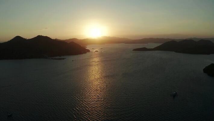 바다 섬 자연 하늘 산 안테나 사람없음 물 햇빛 태양 노란색 어둠 황혼 일몰 새벽 보트 장면 스카이라인 다도해 수평선 4K MOV 해외동영상 클립영상 자연요소 컬러 배_교통 통신 노을 생태계 동영상 파일형식