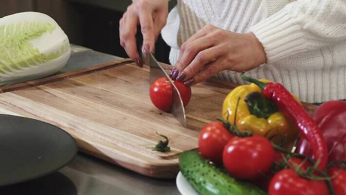 전통 라이프스타일 여자 음식 조각 다이어트 토마토 가족 엄마 주택 건강 요리 한명 내부 목재 장식 주방 요리사 식사 저녁식사 신선 아내 칼날 맛 자르기 먹기 준비 유기농 주부 날카로움 레시피 성분 내추럴 가정부 채식주의자 핸드메이드 비건 4K MOV 해외동영상 클립영상 나무 직업 1 웰빙 컨셉 채소 재료 관계 모션 사람 건물 생활 채식 동영상 파일형식