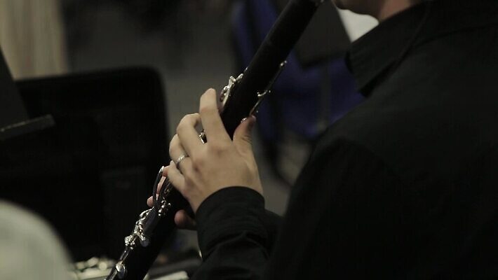 손 음악 놀이 바람 미술 한명 사람 이벤트 빛 검은색 소리 콘서트 공연 연주자 음악가 기구 클래식 오브젝트 트럼펫 재즈 오케스트라 교향곡 뮤지컬 스타일 MOV 해외동영상 클립영상 자연요소 직업 1 컬러 컨셉 날씨 문화예술 신체부위 악단 금관악기 동영상 파일형식