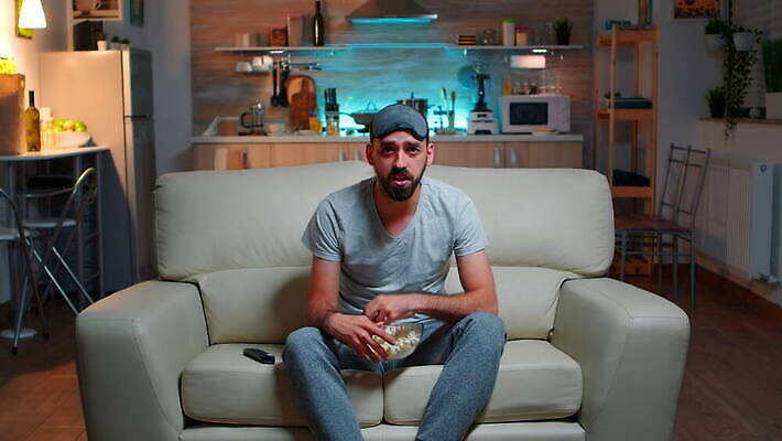 백인 1 응시 남자 감정 스포츠 응원 수염 주택 실내 사람 앉기 경기 소파 축구 텔레비전 방 분노 게임 표현 관찰 부채 영화 흥분 팝콘 패배 골 비명 혼자 표현성 4K MOV 해외동영상 클립영상 서양인 시선 의자 모션 놀이 문화예술 내부 건물 전자제품 구기 동영상 파일형식