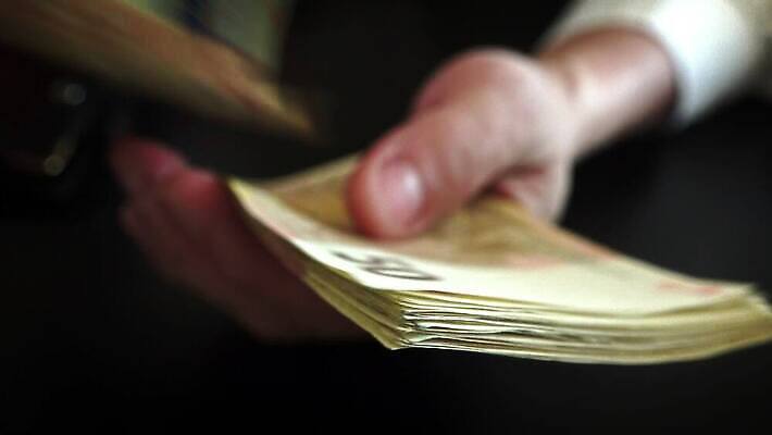 직업 손 종이 백그라운드 지폐 돈 비즈니스 성공 관리 정장 사람없음 금융 사무실 검은색 어둠 거래 저축 유로 잡기 악단 업무 비즈니스맨 계산 시장 재산 구매 주기 투자 만들기 결제 계산서 월급 빚 마피아 부정부패 세금 카운트 4K MP4 해외동영상 클립영상 옷 남자 음악 컬러 컨셉 모션 신체부위 경제 쇼핑 작업 직장인 동영상 파일형식