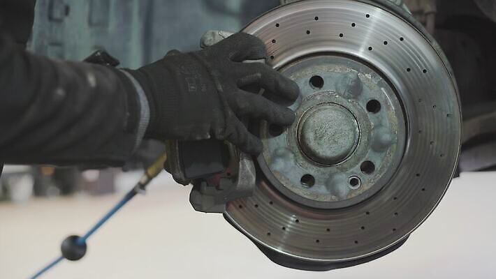 직업 무기 스포츠 자동차 새로움 안전 사람없음 빛 금속 공연 바퀴 원형 변화 가장자리 수리 정지 은색 브레이크 서비스 타이어 볼트 시스템 잭 점검 유지 패드 교체 단절 자동 제어 철강 캘리퍼스 4K MOV 해외동영상 클립영상 도형 육상교통 컬러 컨셉 모션 재질 이벤트 공구 둘레 동영상 파일형식