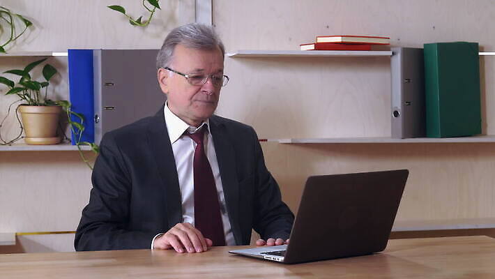 백인 직업 1 라이프스타일 교육 남자 중년 포즈 회사 비즈니스 사업가 넥타이 직장 한명 사람 앉기 정장 내부 노트북 컴퓨터 사무실 회색 작업 비즈니스맨 자신감 60대 은퇴 종업원 책상 경영자 온라인 옛날 정중 4K MOV 해외동영상 클립영상 서양인 잡화 옷 노년 감정 컬러 가구 컨셉 모션 성인 생활 전자제품 직장인 리더 동영상 파일형식