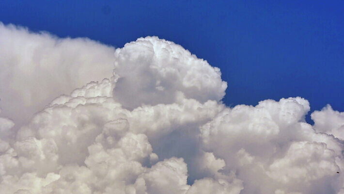 구름 컬러 백그라운드 자연 하늘 날씨 풍경 사람없음 야외 가로 여름 파란색 빛 햇빛 태양 우주 환경 흰색 전원 분위기 장면 천국 솜털 스카이라인 내추럴 오존 적란운 천창 유일 4K 타임랩스 MOV 해외동영상 클립영상 자연요소 계절 컨셉 촬영기법 전기에너지 생태계 동영상 파일형식 구름_자연