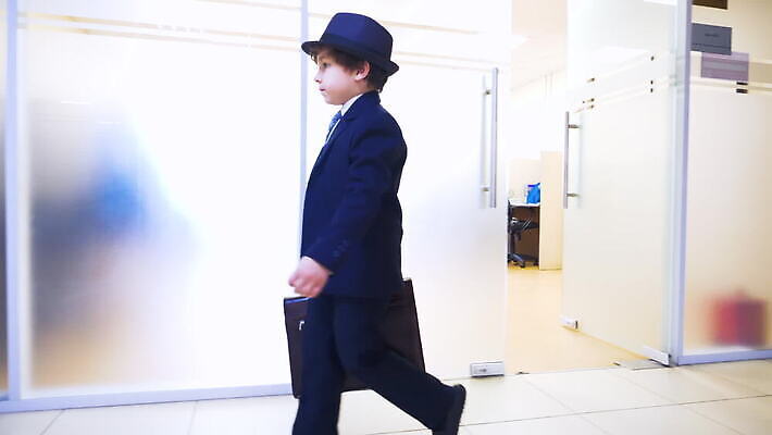 직업 모자 학생 교육 어린이 컨셉 유니폼 서류가방 비즈니스 사업가 유리 놀이 성공 직장 한명 사람 정장 소년 옆모습 사무실 문 산책 잡기 업무 비즈니스맨 자신감 복도 우아함 배우 작음 경영자 리더 바쁨 바둑 통과 세대 승자 스타일 연습생 MOV 해외동영상 클립영상 1 잡화 옷 남자 감정 뷰포인트 가방 회사 모션 재질 휴식 작업 직장인 크기 연습 연예인 동영상 파일형식