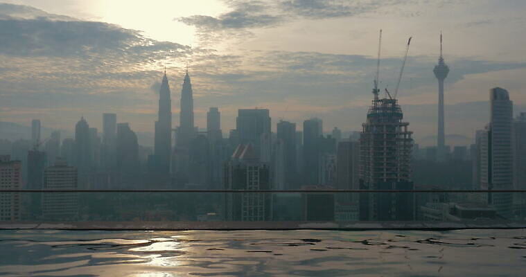 아시아 건축양식 하늘 지붕 수영장 파노라마 사람없음 건물 물 도시풍경 탑 고층빌딩 일몰 도시 옥상 당구 말레이시아 수도권 스모그 4K MOV 해외동영상 클립영상 자연요소 건축물 건축 나라 촬영기법 풍경 빌딩 구기 노을 지역 동영상 파일형식