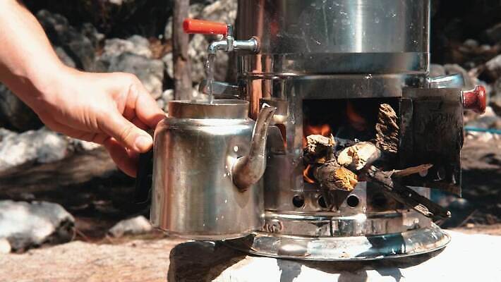 손 문화 음료 백그라운드 자연 불 휴식 동양인 사람없음 야외 목재 물 검은색 봄 흰색 전원 잡기 뜨거움 액체 붓기 연기 차 떨어짐 아침식사 냄비 수증기 찻주전자 준비 아로마 끓이기 단절 4K MP4 해외동영상 클립영상 자연요소 나무 계절 컬러 컨셉 재료 모션 주전자 인종 신체부위 식사 전기에너지 솥 생태계 동영상 파일형식