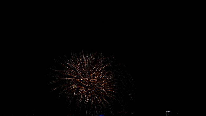기념일 여행 백그라운드 하늘 불 휴가 기념 폭죽 불꽃놀이 이벤트 사람없음 빨간색 빛 강 컬러풀 파티 축제 기쁨 축하 도시 오픈 야간 저녁 폭발 쇼 시끄러움 경례 스카이라인 광 크리스마스이브 4K MOV 해외동영상 클립영상 자연요소 감정 컬러 컨셉 크리스마스 놀이 인사 동영상 파일형식